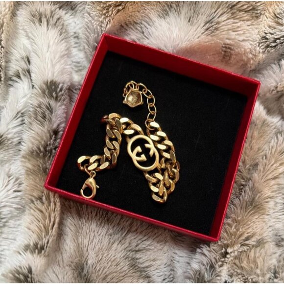 Gucci Unisex Cuban Link GG Gold Tone Bracelet Lion Charm Stamped Authentic W Box - Picture 4 of 12